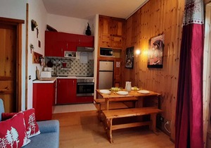 Cozy Mountain Studio with South-Facing Balcony, Sleeps 5, Close to Ski Lifts and Shuttle