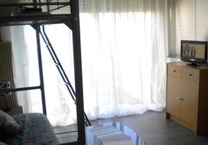 NICE - LARGE BRIGHT Studio, CROSSING with Independent Kitchen City Center
