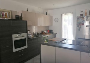 Quiet south-facing villa with pool, close to the sea