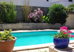Quiet south-facing villa with pool, close to the sea