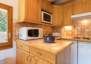 Spacious 2BR Duplex with Balcony & Parking, 700m from Slopes – Sleeps 6, Pets Welcome