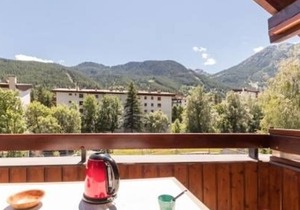 Spacious 2BR Duplex with Balcony & Parking, 700m from Slopes – Sleeps 6, Pets Welcome