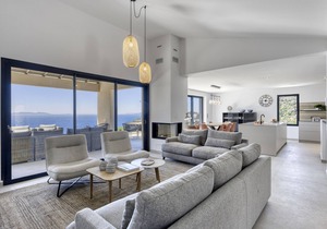 Spectacular sea view/shops and beach within walking distance/Luxury
