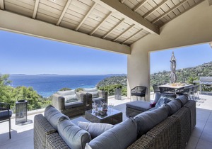 Spectacular sea view/shops and beach within walking distance/Luxury