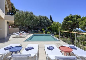 Spectacular sea view/shops and beach within walking distance/Luxury