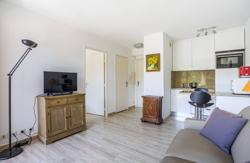 Mandelieu-la-Napoule Beach Apartment | (212) Bel appartement 2P Clim Piscine 50 m des plages de Mandelieu Parking
