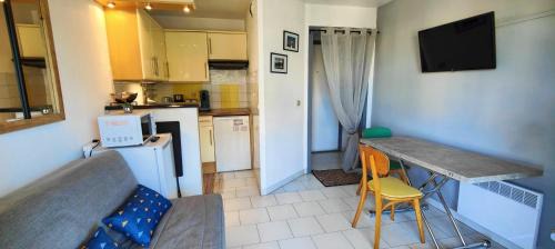 Frejus Plage Apartment | Love nest with balcony close to the sea