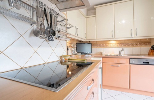 Le Cannet Apartment | Nice apartment for 6 guests with A/C, WIFI, pool, TV and terrace
