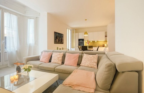 Beausoleil Condo | Spacious and stylish 3-bedroom apartment just steps from Monaco. Ideally located in the center of Beausoleil, it features contemporary decor, a fully equipped kitchen, air conditioning, and two modern bathrooms — perfect for a comfortable stay