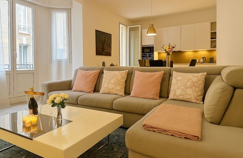 Beausoleil Condo | Spacious and stylish 3-bedroom apartment just steps from Monaco. Ideally located in the center of Beausoleil, it features contemporary decor, a fully equipped kitchen, air conditioning, and two modern bathrooms — perfect for a comfortable stay