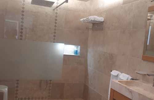 Jouques Bed & Breakfast | 1 bedroom, separate entrance, private parking, small pets allowed, swimming pool.