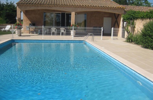 Arles House | 10 kms from Arles in the countryside, 2 double bedrooms + 3 beds, air-conditioned swimming pool.