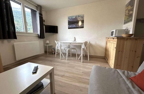 La Salle-les-Alpes Apartment | 100m from resort center, 2nd floor, swimming pool, tv, 17m², Serre Chevalier