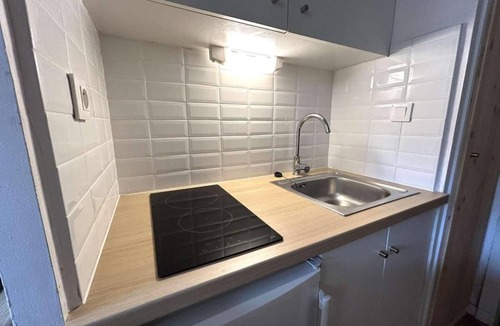 La Salle-les-Alpes Apartment | 100m from resort center, 2nd floor, swimming pool, tv, 17m², Serre Chevalier