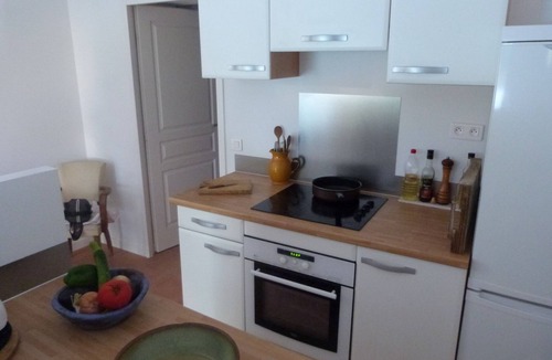 Roquevaire Apartment | 15 mn from Cassis, small house with swimming pool in a Provencal bastide.