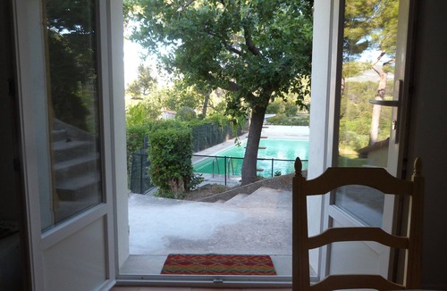Roquevaire Apartment | 15 mn from Cassis, small house with swimming pool in a Provencal bastide.