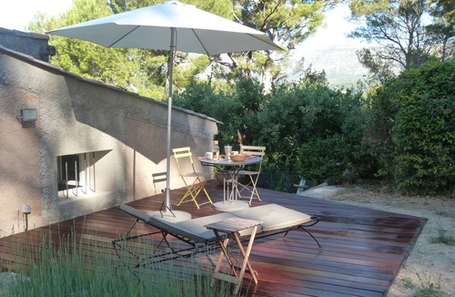 Roquevaire Apartment | 15 mn from Cassis, small house with swimming pool in a Provencal bastide.