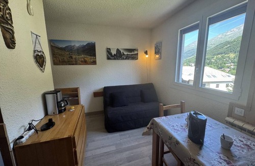 La Salle-les-Alpes Apartment | 150m from shops, 4th floor, view mountain, tv, ski locker, 18m², Serre Chevalier