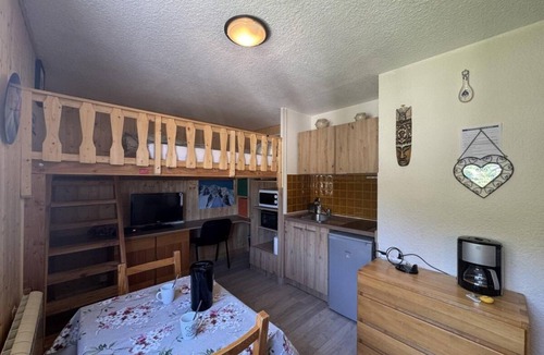 La Salle-les-Alpes Apartment | 150m from shops, 4th floor, view mountain, tv, ski locker, 18m², Serre Chevalier