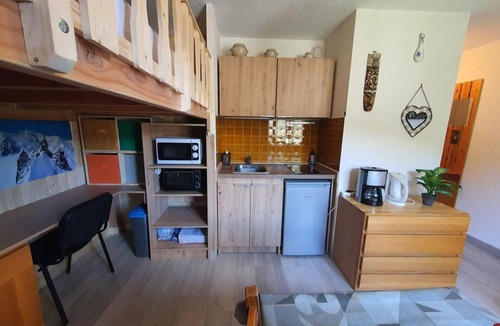 La Salle-les-Alpes Apartment | 150m from shops, 4th floor, view mountain, tv, ski locker, 18m², Serre Chevalier