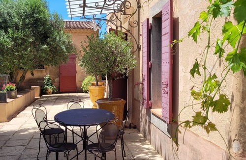 Cabries House | 17th-century Provençal country house with a pool on 4,000 m² of wooded land.