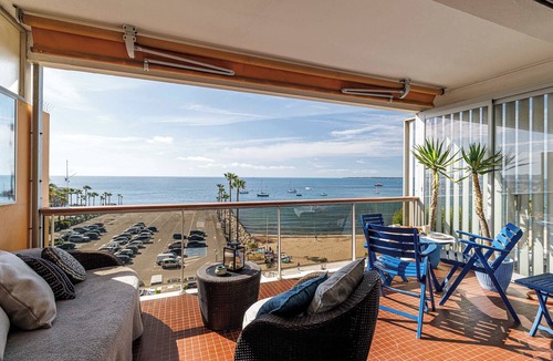 Golfe Juan Apartment | 2 bedroom with panoramic sea views, beach facing