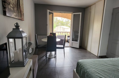 Boulouris-sur-Mer Bed & Breakfast | 2 bedrooms with private bathroom and kitchen in shared villa with swimming pool