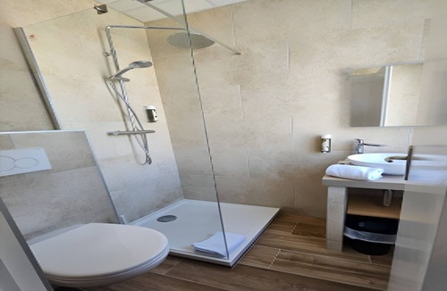 Sanary-sur-Mer Hotel | 2 Bright Coastal Single Stay Close to the Marina and Town Center