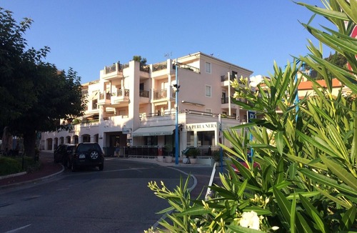 Mandelieu-la-Napoule Beach Apartment | 2 p furnished 5 mins walk from the beach with a garage.