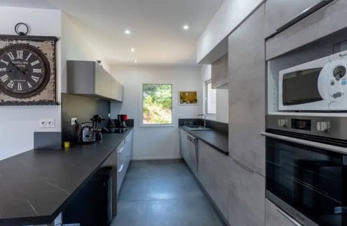 Cirendinu House | 200-square-meter villa with ocean views, air-conditioned, sleeps 8. Fully renovated.