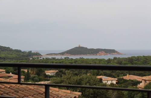 Cirendinu House | 200-square-meter villa with ocean views, air-conditioned, sleeps 8. Fully renovated.