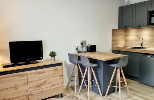 La Joue du Loup Apartment | 200m from resort center, 2nd floor, parking, tv, ski locker, 27m², La Joue du Loup