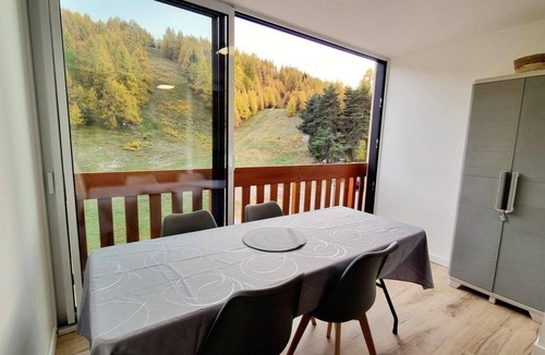 La Joue du Loup Apartment | 200m from resort center, 2nd floor, parking, tv, ski locker, 27m², La Joue du Loup