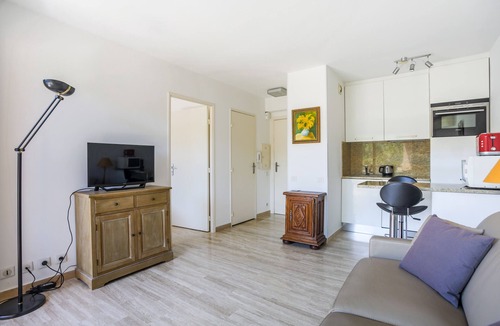 Mandelieu-la-Napoule Beach Apartment | (212) Bel appartement 2P Clim Piscine 50 m des plages de Mandelieu Parking