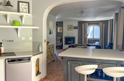 Rognac House | 3 bedroom accommodation in Rognac