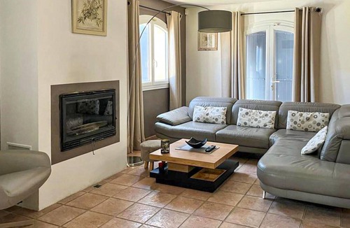 Rognac House | 3 bedroom accommodation in Rognac