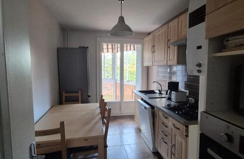 Vaulx En Velin Village Apartment | 3 chambres dans grand T4 Proche Lac, ENTPE, Planétarium & Autoroute