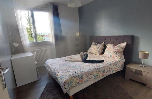 Vaulx En Velin Village Apartment | 3 chambres dans grand T4 Proche Lac, ENTPE, Planétarium & Autoroute