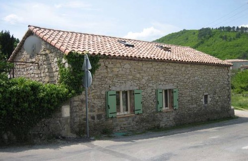 Courry House | 3 cottages around a swimming pool in a small village.