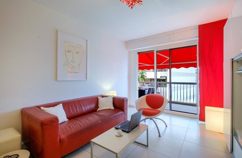 Juan-les-Pins Apartment | 4-Star 2-Bedroom Rental with Terrace, Garage, AC, 100m from Beaches