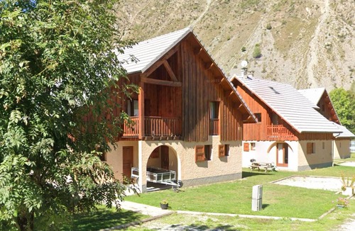 La Chapelle-en-Valgodemard Ski Chalet | 6/8-room apartment in a chalet in the heart of the ecrins