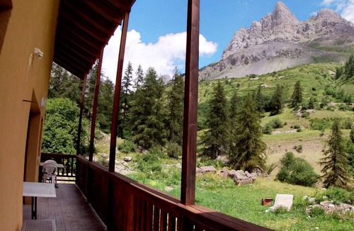 Monetier-les-Bains Ski Chalet | 6-room chalet with fireplace, private parking near Monêtier-les-Bains