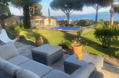 Guerrevieille House | A beautiful family home overlooking St. Tropez and 300 meters from the beach.