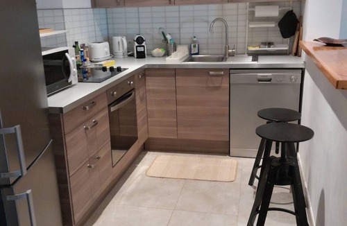 Le Cres House | A cozy home with a yard near downtown, in a quiet neighborhood. 5 minutes from the lake, 8 minutes from the tram