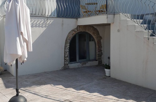 Le Cres House | A cozy home with a yard near downtown, in a quiet neighborhood. 5 minutes from the lake, 8 minutes from the tram