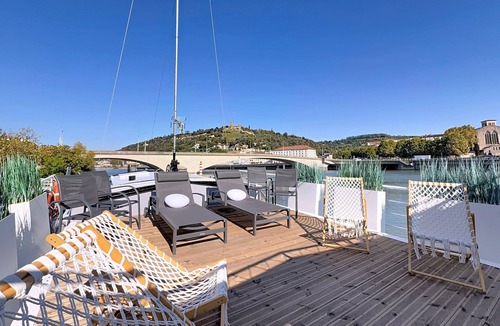 Vienne Boat Rental | A Stay on an Exceptional Houseboat: “Sur l'eau—Chill and Dream”