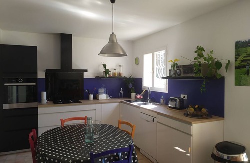 Pelissanne House | A very shady villa with a pool and a large garden featuring 29 oak trees.