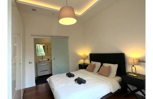 Cannes City Centre Apartment | AC-Free Parking - Contemporary 4 Bedroom Villa Apartment