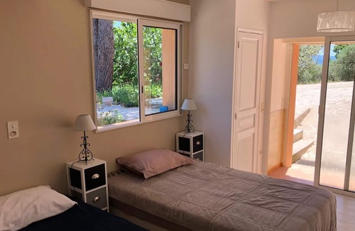 Saint-Saturnin-les-Apt Villa | Air-conditioned villa with secure private swimming pool. 6 to 8 People 5 mins from the village.