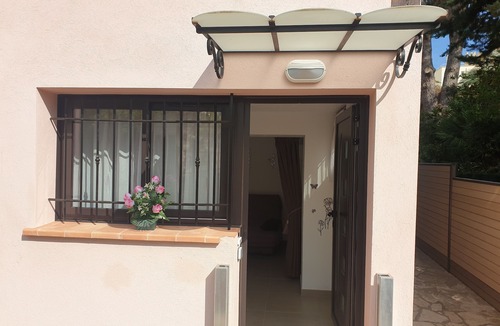 Mandelieu-la-Napoule Beach Apartment | Air-conditioned and a 5-minute walk from the beach.